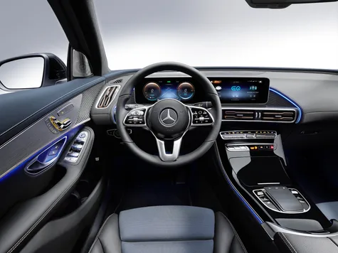 Mercedes EQC Elektroauto in der Farbe Silber Ansicht des Cockpits Navigation und Displays Mercedes EQC Elektroauto in der Farbe Silber Ansicht des Cockpits Navigation und Displays