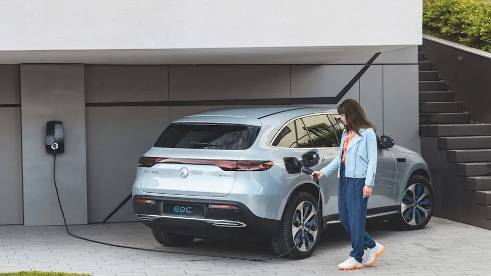 EVBox Elvi in Schwarz beim Laden eines Mercedes EQC EVBox Elvi in Schwarz beim Laden eines Mercedes EQC