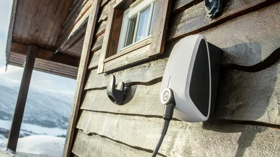 EVBox Elvi an Hauswand montiert EVBox Elvi an Hauswand montiert