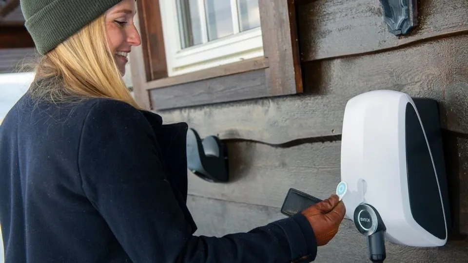Entsperrung der EVBox Elvi mithilfe des RFID-Chips Entsperrung der EVBox Elvi mithilfe des RFID-Chips