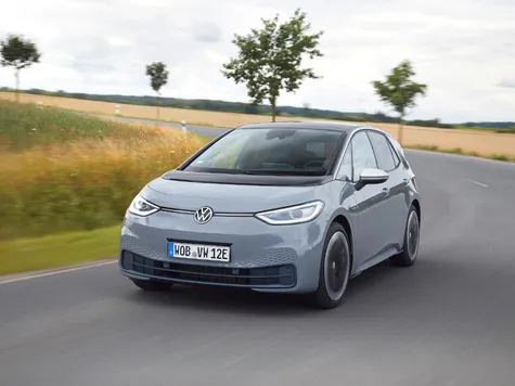 VW ID.3 Elektroauto in der Farbe Grau Ansicht von schräg vorne während einer Landfahrt VW ID.3 Elektroauto in der Farbe Grau Ansicht von schräg vorne während einer Landfahrt