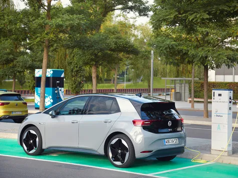 VW ID.3 Elektroauto in der Farbe Grau Ansicht von der Seite beim Laden an einer Ladesäule