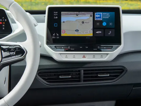 VW ID.3 Elektroauto in der Farbe Grau Ansicht des Cockpits und Navigation VW ID.3 Elektroauto in der Farbe Grau Ansicht des Cockpits und Navigation