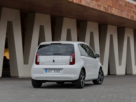 Skoda Citigo-e iV Elektroauto in der Farbe weiss Ansicht von schräg Hinten im Stand Skoda Citigo-e iV Elektroauto in der Farbe weiss Ansicht von schräg Hinten im Stand