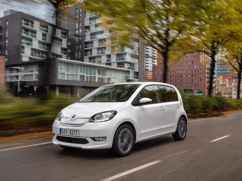 Skoda Citigo-e iV Elektroauto in der Farbe weiss Ansicht von schräg Vorne während der Fahrt Skoda Citigo-e iV Elektroauto in der Farbe weiss Ansicht von schräg Vorne während der Fahrt