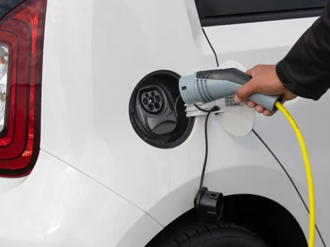 Skoda Citigo-e iV Elektroauto in der Farbe weiss Ansicht des Ladeports mit Ladekabel Skoda Citigo-e iV Elektroauto in der Farbe weiss Ansicht des Ladeports mit Ladekabel