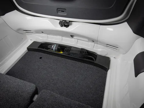 Skoda Citigo-e iV Elektroauto in der Farbe weiss Ansicht des Kofferraums mit Ladekabel Skoda Citigo-e iV Elektroauto in der Farbe weiss Ansicht des Kofferraums mit Ladekabel