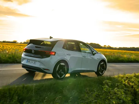 VW ID.3 Elektroauto in der Farbe Grau Ansicht von schräg vorne während einer Landfahrt