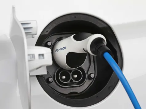 Hyundai Ioniq Elektro Elektroauto in der Farbe Weiss Ansicht Ladeport mit Ladekabel Hyundai Ioniq Elektro Elektroauto in der Farbe Weiss Ansicht Ladeport mit Ladekabel