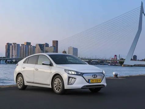 Hyundai Ioniq Elektro Elektroauto in der Farbe Weiss Ansicht von schräg Vorne im Stand Hyundai Ioniq Elektro Elektroauto in der Farbe Weiss Ansicht von schräg Vorne im Stand