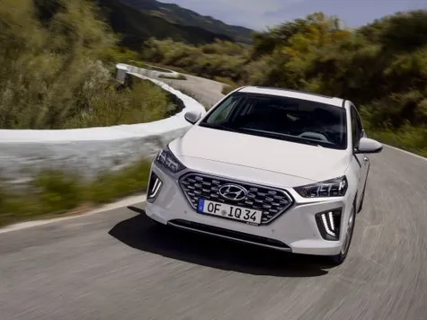 Hyundai Ioniq Elektro Elektroauto in der Farbe Weiss Ansicht von Vorne in der Fahrt Hyundai Ioniq Elektro Elektroauto in der Farbe Weiss Ansicht von Vorne in der Fahrt