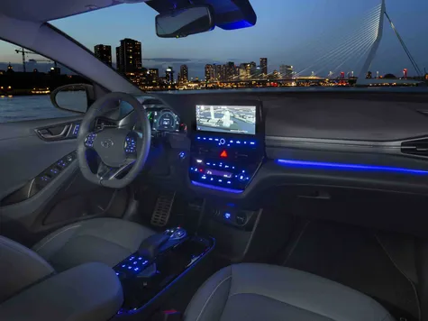 Hyundai Ioniq Elektro Elektroauto in der Farbe Weiss Ansicht Cockpit Navigationssystem und Display Hyundai Ioniq Elektro Elektroauto in der Farbe Weiss Ansicht Cockpit Navigationssystem und Display