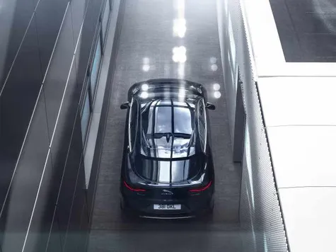 Jaguar I-Pace Elektroauto in der Farbe Schwarz Ansicht von schräg Oben