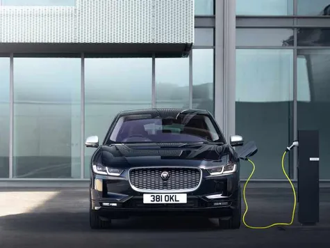 Jaguar I-Pace Elektroauto in der Farbe Schwarz Ansicht beim Laden an der Ladesäule mit Ladekabel Jaguar I-Pace Elektroauto in der Farbe Schwarz Ansicht beim Laden an der Ladesäule mit Ladekabel