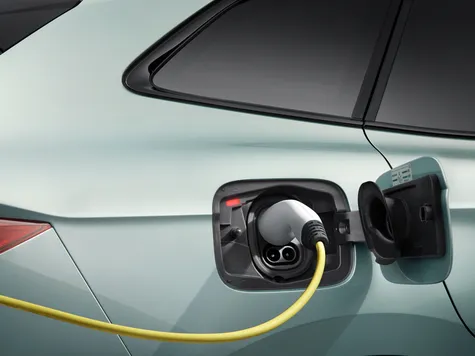 Skoda Enyaq iV Elektroauto in der Farbe türkis Ansicht des Ladeports mit Ladekabel Skoda Enyaq iV Elektroauto in der Farbe türkis Ansicht des Ladeports mit Ladekabel