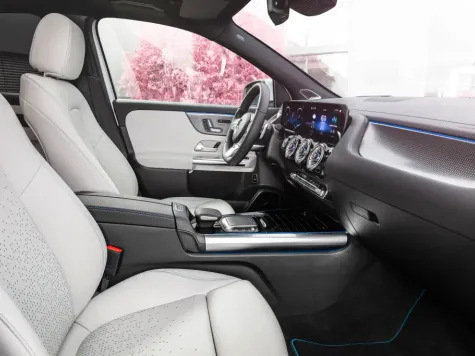 Mercedes Benz EQA Ansicht Innenraum und Instrumente weisses Leder Mercedes Benz EQA Ansicht Innenraum und Instrumente weisses Leder