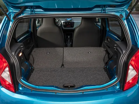 Seat Mii electric Elektroauto in der Farbe blau Ansicht des Kofferraums mit umgeklappten Sitzen Seat Mii electric Elektroauto in der Farbe blau Ansicht des Kofferraums mit umgeklappten Sitzen