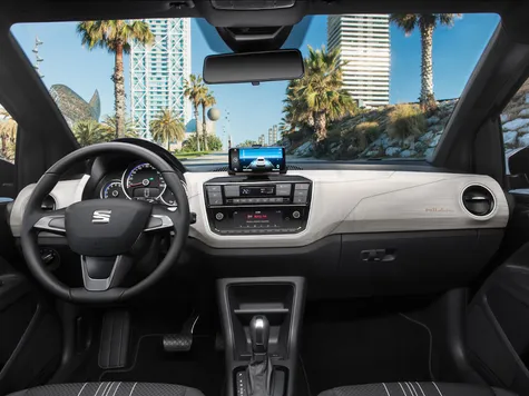 Seat Mii electric Elektroauto in der Farbe schwarz Ansicht Cockpit Navigation und Displaay Seat Mii electric Elektroauto in der Farbe schwarz Ansicht Cockpit Navigation und Displaay