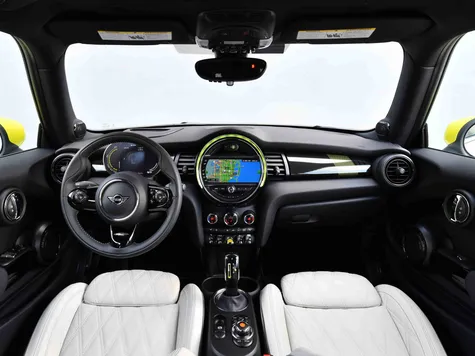 Mini Cooper SE Elektroauto in der Farbe weiss Ansicht des Cockpits Navigation und Displays Mini Cooper SE Elektroauto in der Farbe weiss Ansicht des Cockpits Navigation und Displays