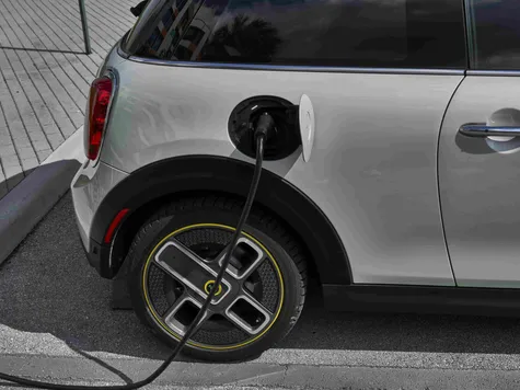 Mini Cooper SE Elektroauto in der Farbe weiss Ansicht des Kofferraums mit Koffern Mini Cooper SE Elektroauto in der Farbe weiss Ansicht des Kofferraums mit Koffern