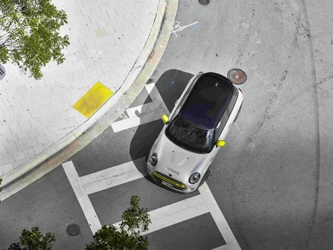 Mini Cooper SE Elektroauto in der Farbe weiss Ansicht von Oben Mini Cooper SE Elektroauto in der Farbe weiss Ansicht von Oben