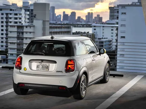 Mini Cooper SE Elektroauto in der Farbe weiss Ansicht von Hinten