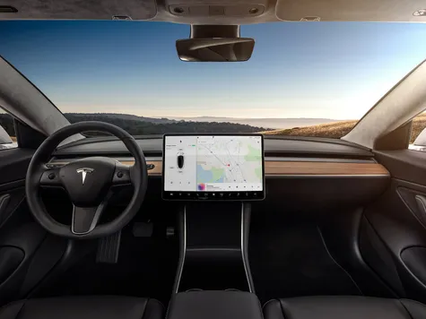 Tesla Model 3 Elektroauto in der Farbe rot Ansicht von Cockpit Navigation und Display Tesla Model 3 Elektroauto in der Farbe rot Ansicht von Cockpit Navigation und Display