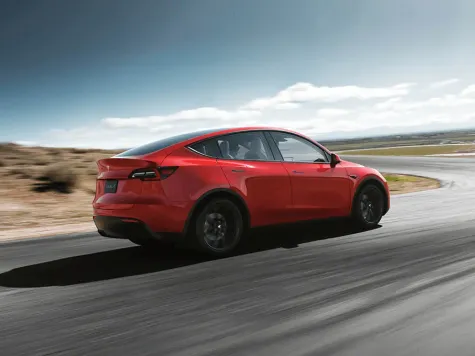 Tesla Model Y in Farbe rot von schräg hinten Tesla Model Y in Farbe rot von schräg hinten