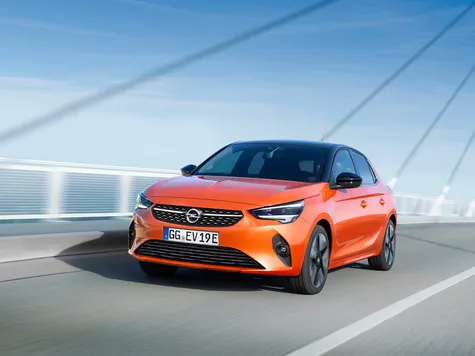 Opel Corsa-e Elektroauto in der Farbe orange Ansicht von der Seite Vorne im Stand