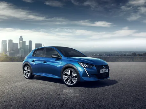 Peugeot e-208 Elektroauto in der Farbe blau Ansicht von schräg Vorne