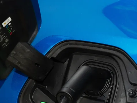 Peugeot e-208 Elektroauto in der Farbe blau Ansicht des Ladeports