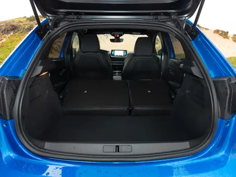 Peugeot e-208 Elektroauto in der Farbe blau Ansicht des Kofferraums mit umgeklappten Sitzen Peugeot e-208 Elektroauto in der Farbe blau Ansicht des Kofferraums mit umgeklappten Sitzen