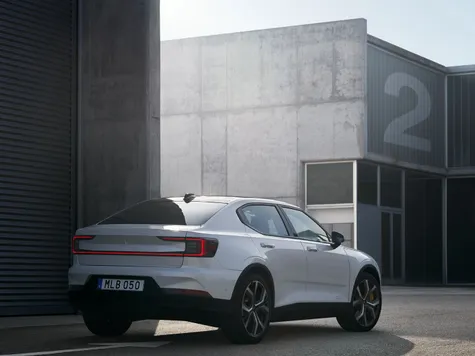 Polestar 2 Elektroauto in der Farbe weiss Ansicht von schräg Hinten im Stand Polestar 2 Elektroauto in der Farbe weiss Ansicht von schräg Hinten im Stand
