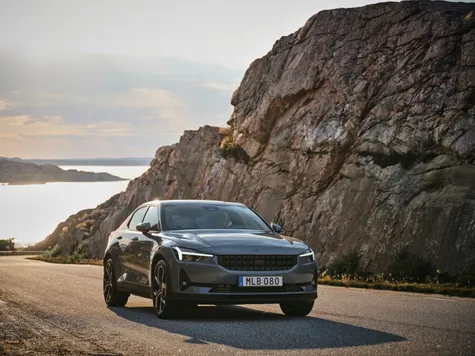 Polestar 2 Elektroauto in der Farbe grau Ansicht von schräg Vorne während der Fahrt Polestar 2 Elektroauto in der Farbe grau Ansicht von schräg Vorne während der Fahrt