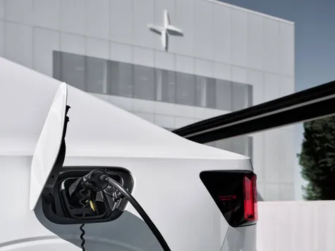 Polestar 2 Elektroauto in der Farbe weiss Ansicht des Ladeport Hinten links Polestar 2 Elektroauto in der Farbe weiss Ansicht des Ladeport Hinten links