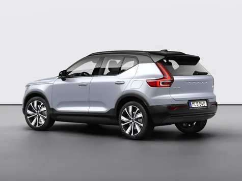 Volvo XC40 Recharge SUV Elektroauto in der Farbe grau. Ansicht von schräg Hinten Volvo XC40 Recharge SUV Elektroauto in der Farbe grau. Ansicht von schräg Hinten
