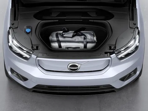 Volvo XC40 Recharge SUV Elektroauto in der Farbe grau. Ansicht des Kofferraums vorne - Frunk Volvo XC40 Recharge SUV Elektroauto in der Farbe grau. Ansicht des Kofferraums vorne - Frunk