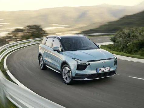 Aiways U5 Elektroauto in der Farbe türkis Ansicht von schräg vorne während der Fahrt Aiways U5 Elektroauto in der Farbe türkis Ansicht von schräg vorne während der Fahrt
