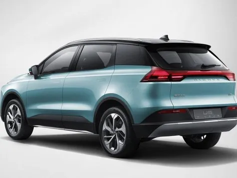 Aiways U5 Elektroauto in der Farbe türkis Ansicht von schräg hinten Aiways U5 Elektroauto in der Farbe türkis Ansicht von schräg hinten
