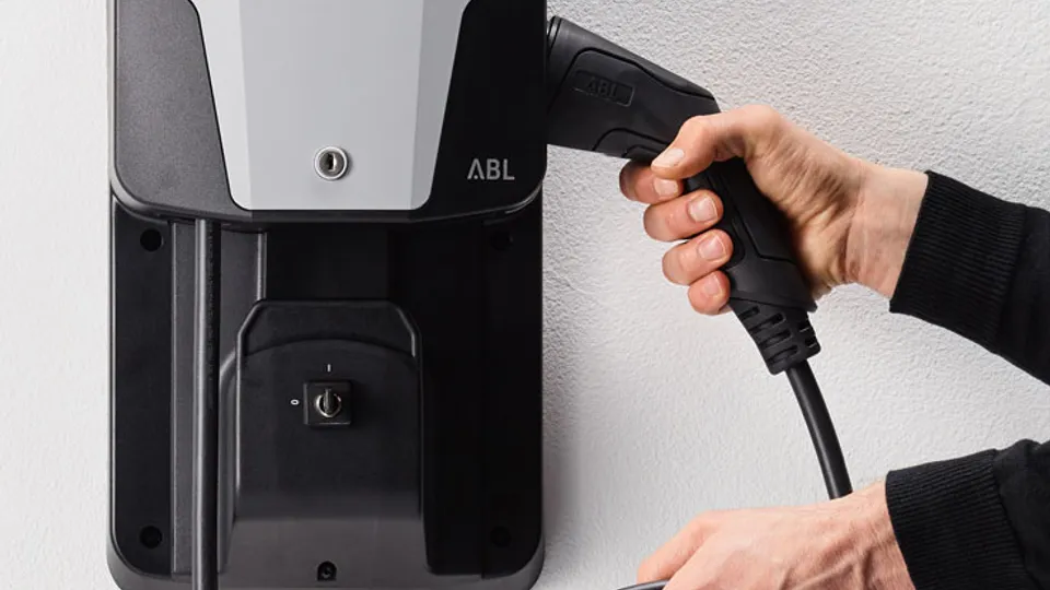 ABL eMH1 installiert auf der optionalen ABL Stele ABL eMH1 installiert auf der optionalen ABL Stele