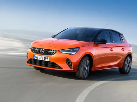 Opel Corsa-e Elektroauto in der Farbe orange Ansicht von der Seite Vorne im Stand Opel Corsa-e Elektroauto in der Farbe orange Ansicht von der Seite Vorne im Stand