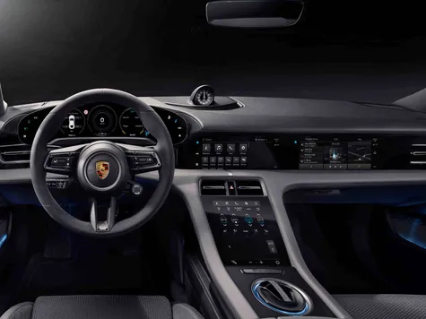 Porsche Taycan Elektroauto in der Farbe blaugrau Ansicht Cockpit Navigation und Display Porsche Taycan Elektroauto in der Farbe blaugrau Ansicht Cockpit Navigation und Display