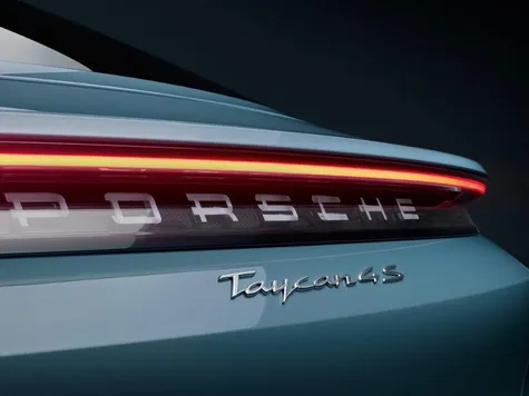 Porsche Taycan Elektroauto in der Farbe blaugrau Ansicht der Heckleuchte Design Porsche Taycan Elektroauto in der Farbe blaugrau Ansicht der Heckleuchte Design