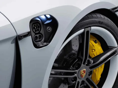 Porsche Taycan Elektroauto in der Farbe weiss Ansicht des Ladeports Porsche Taycan Elektroauto in der Farbe weiss Ansicht des Ladeports