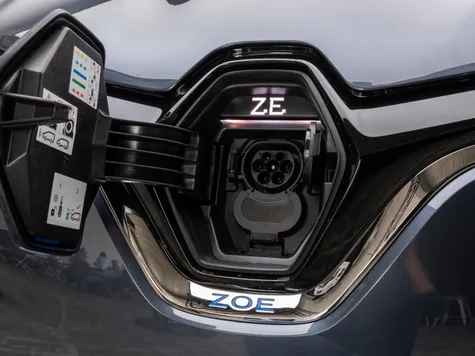 Renault Zoe Elektroauto in der Farbe grau Ansicht des Ladeports Renault Zoe Elektroauto in der Farbe grau Ansicht des Ladeports