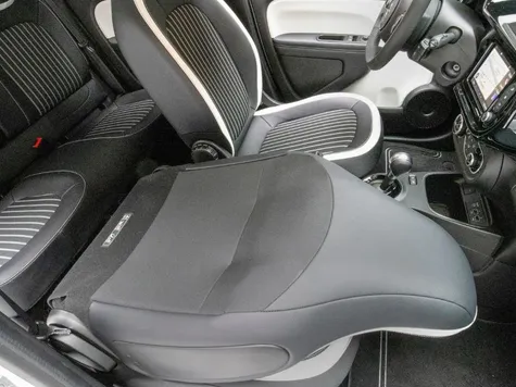 Twingo Electric E-Auto in der Farbe weiss Ansicht vom Innenraum und der Sitze Twingo Electric E-Auto in der Farbe weiss Ansicht vom Innenraum und der Sitze