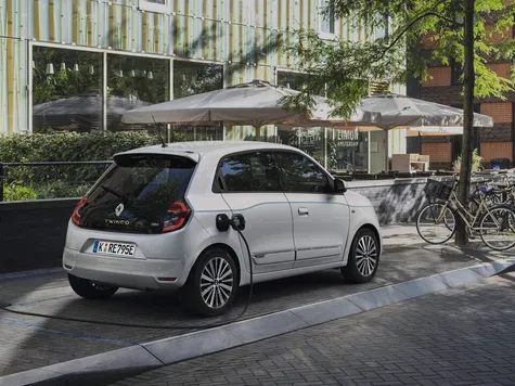 Twingo Electric E-Auto in der Farbe weiss Ansicht von schräg Hinten an einer Ladesäule Twingo Electric E-Auto in der Farbe weiss Ansicht von schräg Hinten an einer Ladesäule